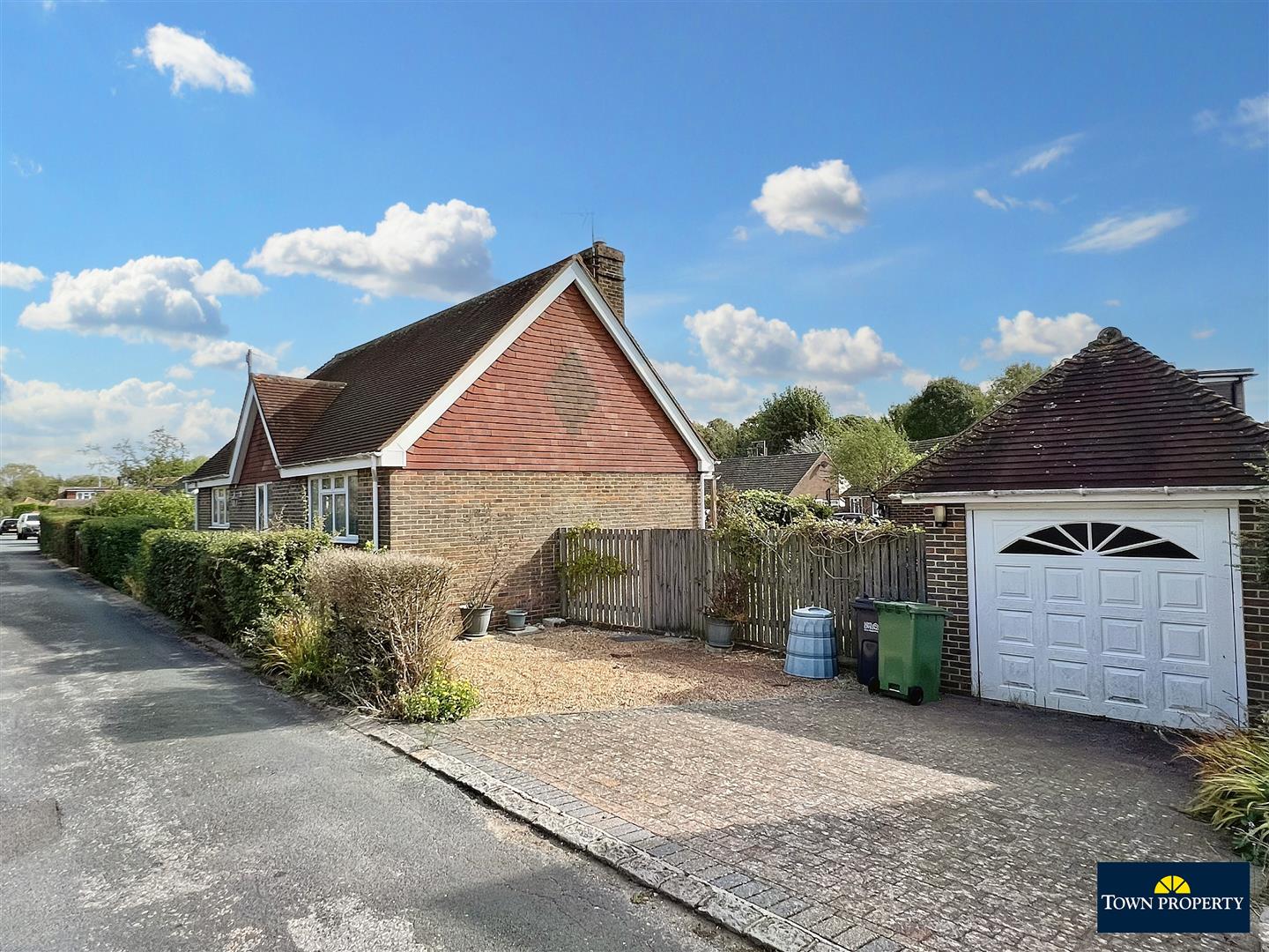 Property Details for Willow Drive Polegate BN26 5DN Town Property